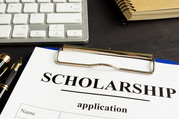 Cwp Searching For Scholarships Finding Ways To Pay For College 600x400 (1)
